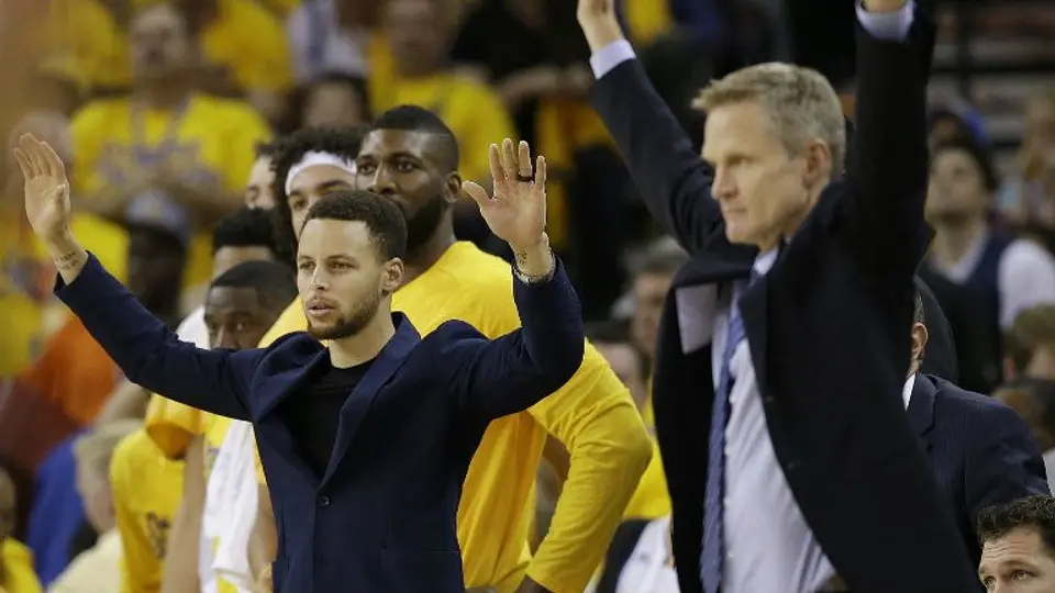 Entrenador de Warriors no descarta a Curry contra Blazers