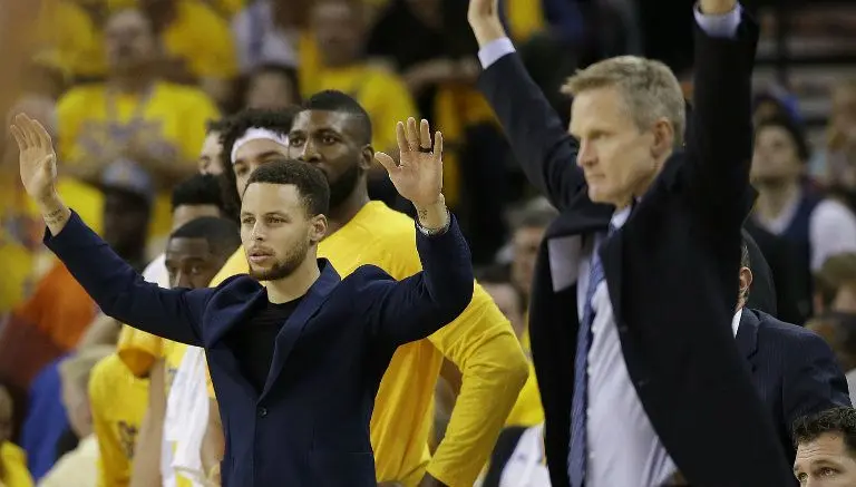 Entrenador de Warriors no descarta a Curry contra Blazers