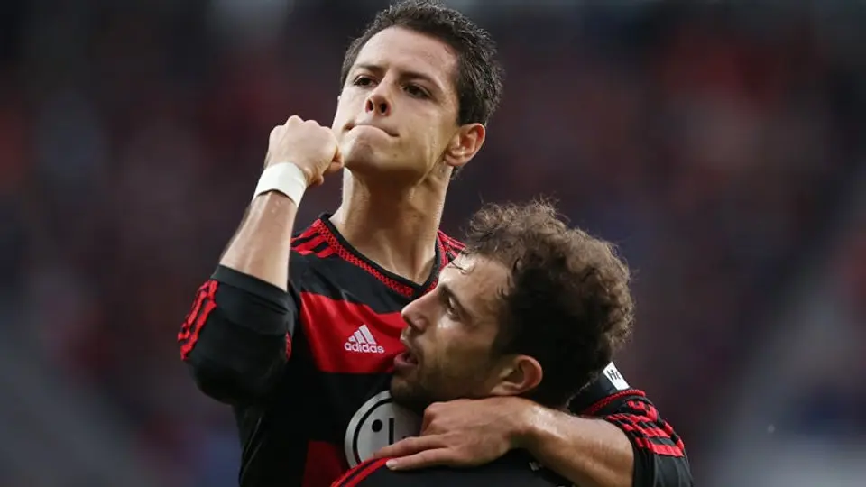 Chicharito, a uno de la marca de Hugo Sánchez