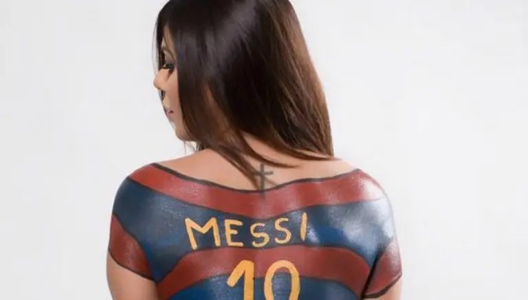 Miss Bumbum impacta con sexy bodypainting de Messi