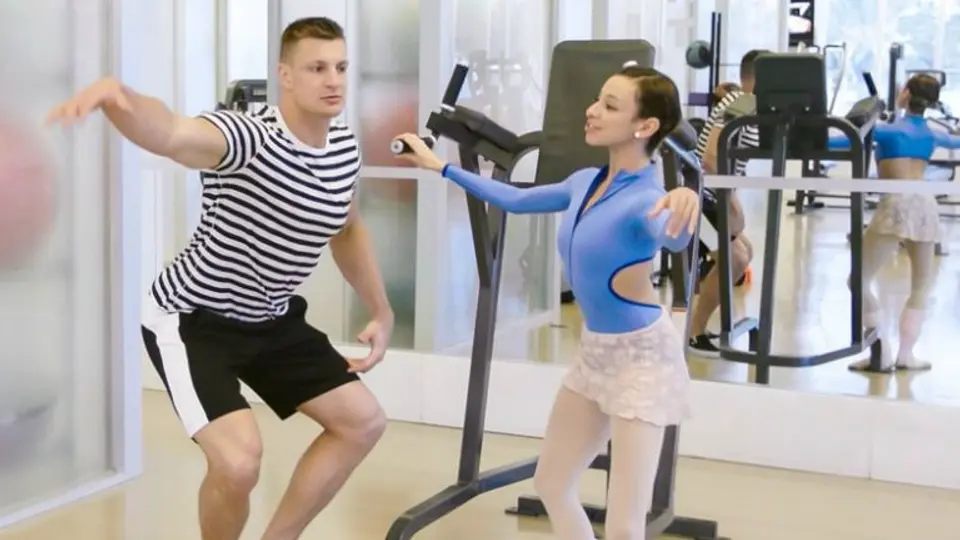 Rob Gronkowski prueba suerte en el ballet