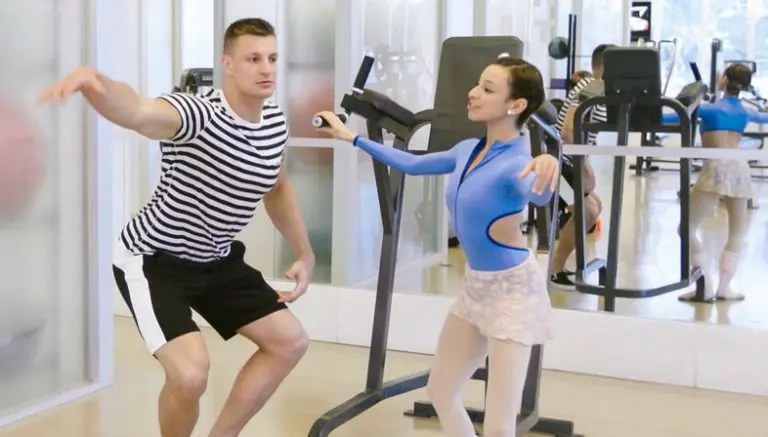 Rob Gronkowski prueba suerte en el ballet