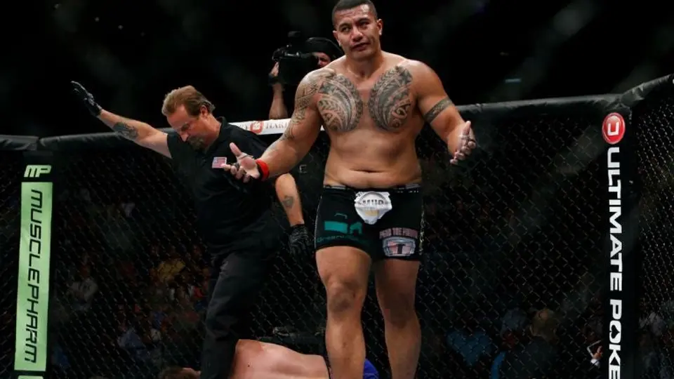 Hospital impide que peleador de UFC visite a niños