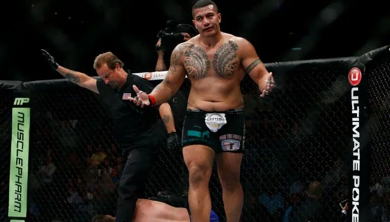 Hospital impide que peleador de UFC visite a niños