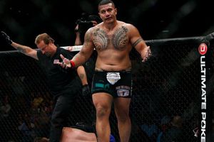 Hospital impide que peleador de UFC visite a niños