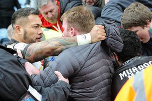 Jugadores se enfrentan con aficionados en partido de Rugby