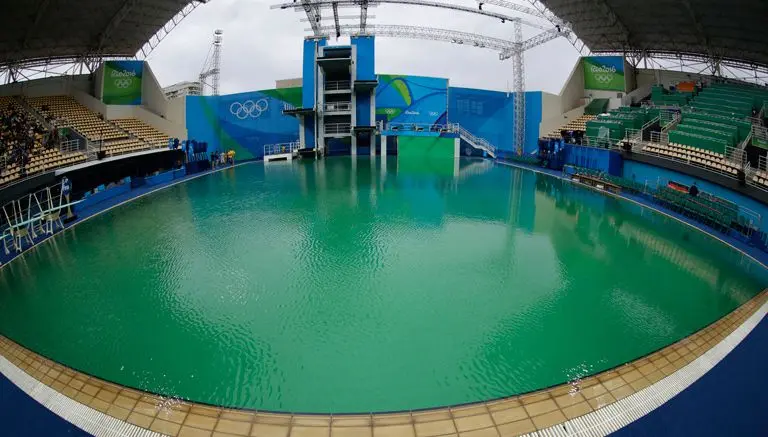 Agua verde en fosa de clavados fue por sol y algas