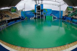 Agua verde en fosa de clavados fue por sol y algas