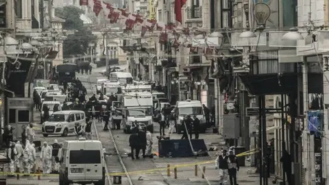 Atentado suicida deja 5 muertos y 36 heridos en Estambul