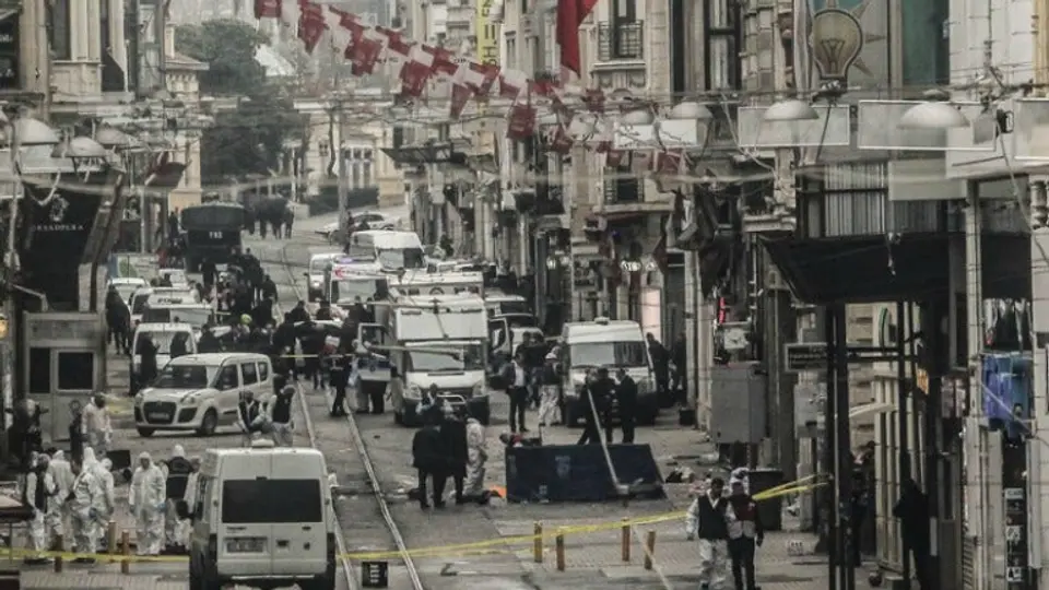 Atentado suicida deja 5 muertos y 36 heridos en Estambul