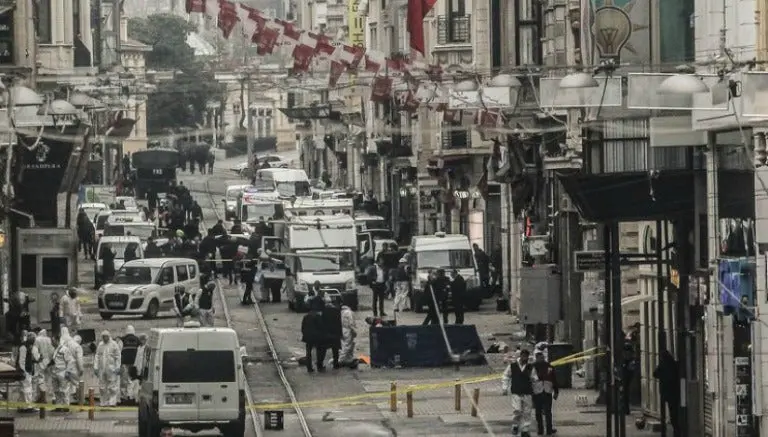 Atentado suicida deja 5 muertos y 36 heridos en Estambul