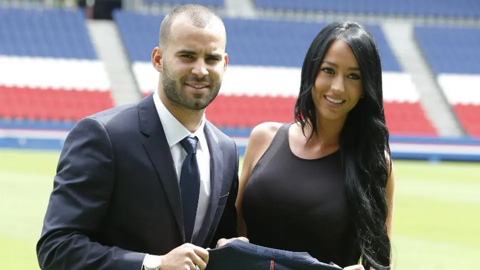 Novia de Jesé roba miradas en presentación del jugador