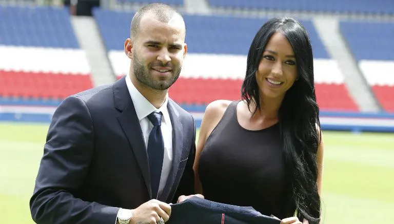 Novia de Jesé roba miradas en presentación del jugador