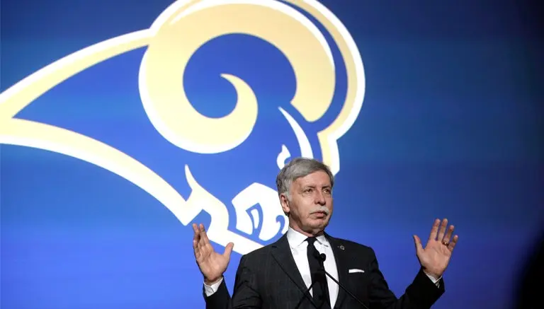 Stan Kroenke en conferencia de prensa | AP