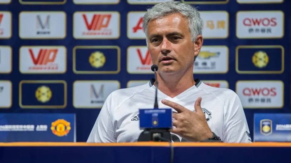 Mourinho se rehusa a autografiar playera del Chelsea