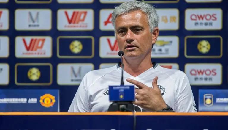 Mourinho se rehusa a autografiar playera del Chelsea