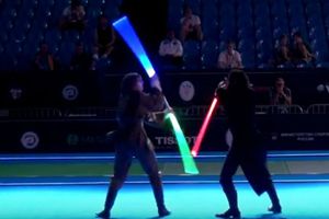 Escuela rusa enseña esgrima con sables láser