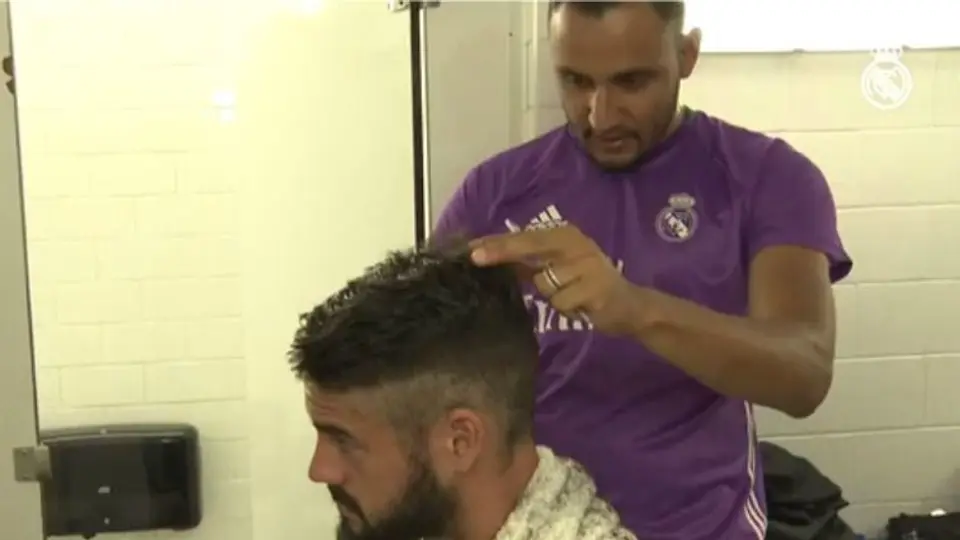 Keylor Navas muestra sus habilidades como peluquero