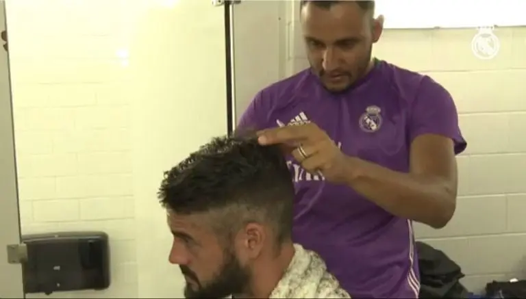 Keylor Navas muestra sus habilidades como peluquero