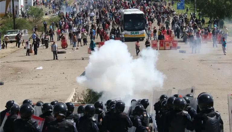 CNTE y Policía Federal se enfrentan en Oaxaca