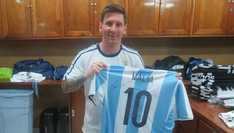 Messi regala playera a hijas de Barack Obama