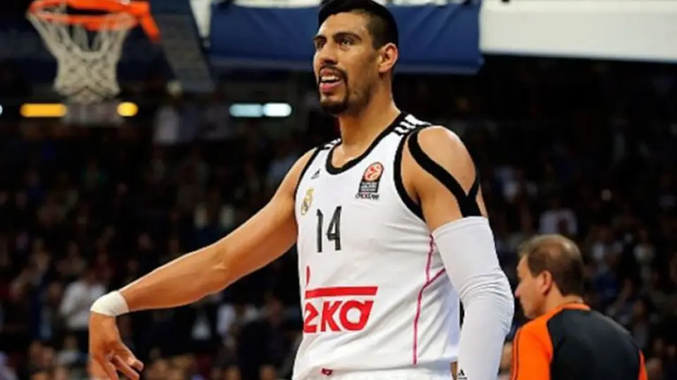 Ayón renueva tres campañas con Real Madrid
