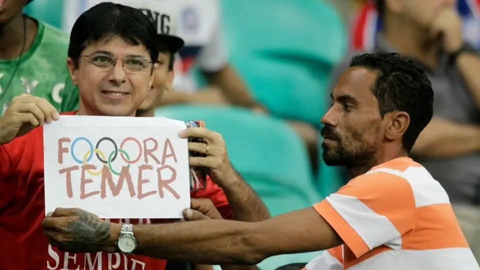 Aficionados protestan contra presidente brasileño en futbol femenil
