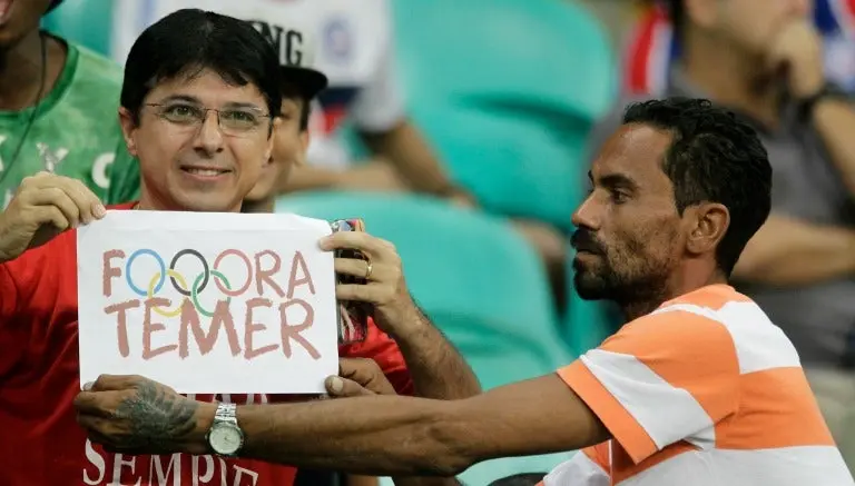 Aficionados protestan contra presidente brasileño en futbol femenil