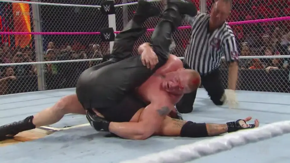 Brock Lesnar doblega a Undertaker en Hell in a Cell