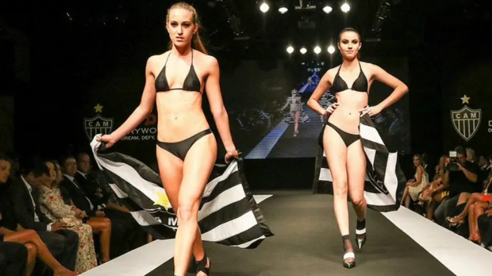 Sexys modelos presentan nuevo uniforme de Atlético Mineiro