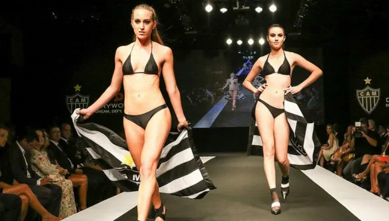 Sexys modelos presentan nuevo uniforme de Atlético Mineiro