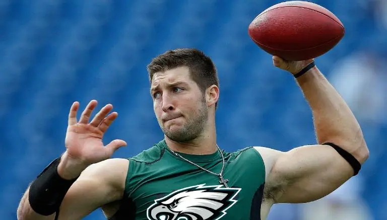 Tim Tebow es cortado por las Águilas de Filadelfia