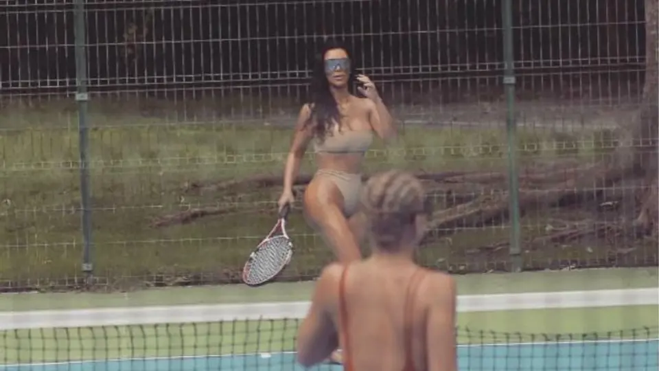Kim Kardashian juega al tenis luciendo sexy bikini