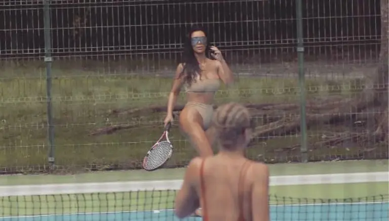 Kim Kardashian juega al tenis luciendo sexy bikini