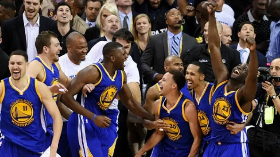 Warriors, por 14 triunfos en 17 juegos para superar a Bulls