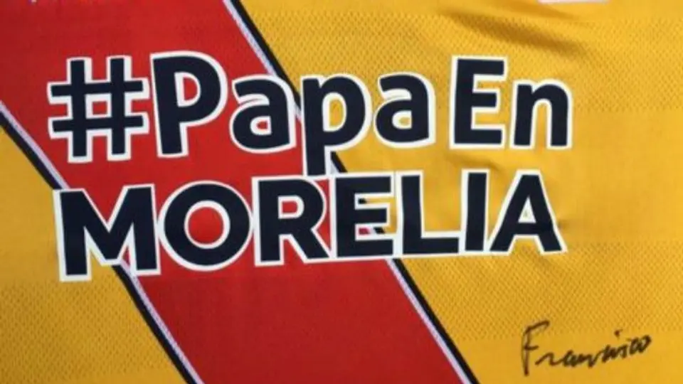 Papa Francisco firma jersey de la multa a Monarcas