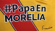 Papa Francisco firma jersey de la multa a Monarcas