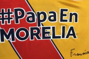 Papa Francisco firma jersey de la multa a Monarcas