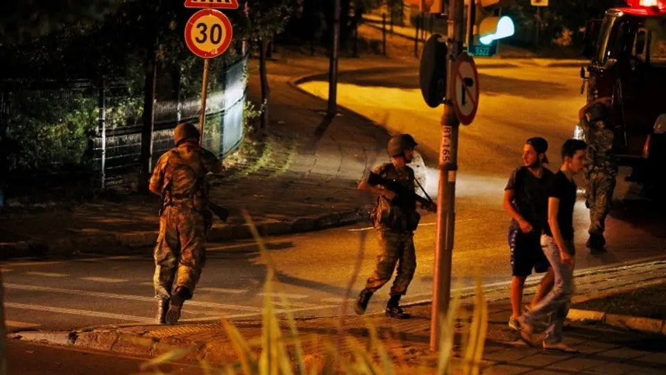 Ejército intenta golpe de Estado en Turquía