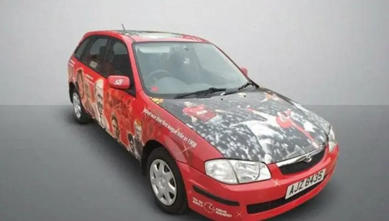 Fan del United vende carro decorado del equipo