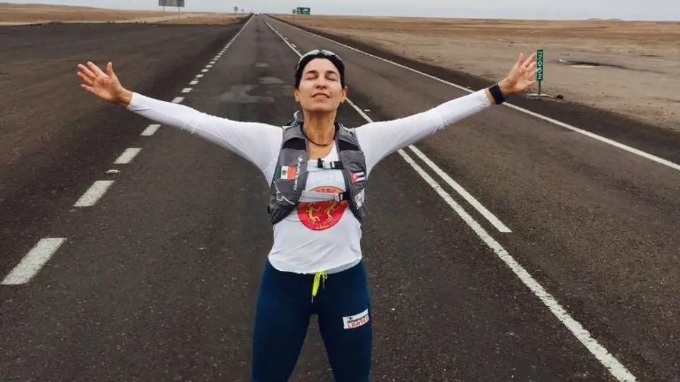 Ultramaratonistas comienzan travesía en desierto de Atacama