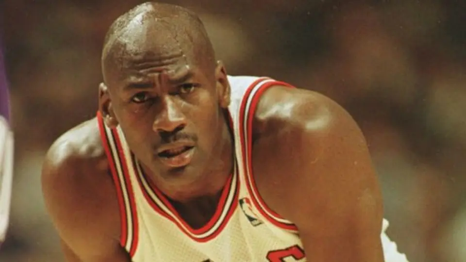 Subastan en cifra récord camiseta de Jordan