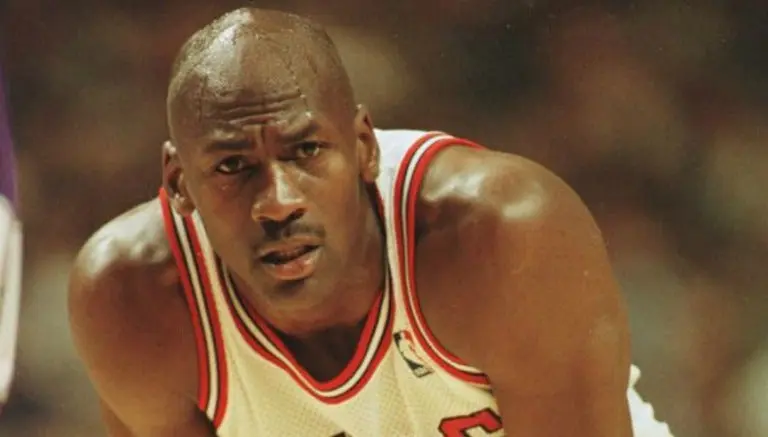 Subastan en cifra récord camiseta de Jordan