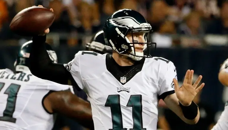 Carson Wentz intentando lanzar un pase en el juego frente a los Osos | AP