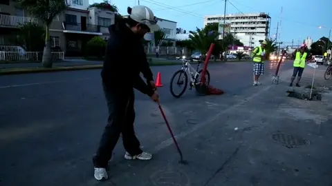 Ciudadanos usan los baches para jugar golf