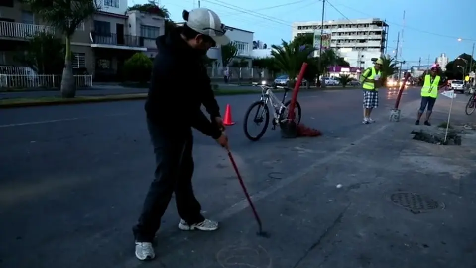 Ciudadanos usan los baches para jugar golf
