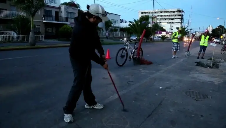 Ciudadanos usan los baches para jugar golf