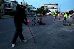 Ciudadanos usan los baches para jugar golf