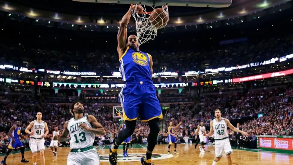 Warriors sufre, pero mantiene su racha ganadora