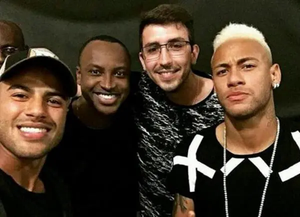Neymar imita a Messi en cambio de look
